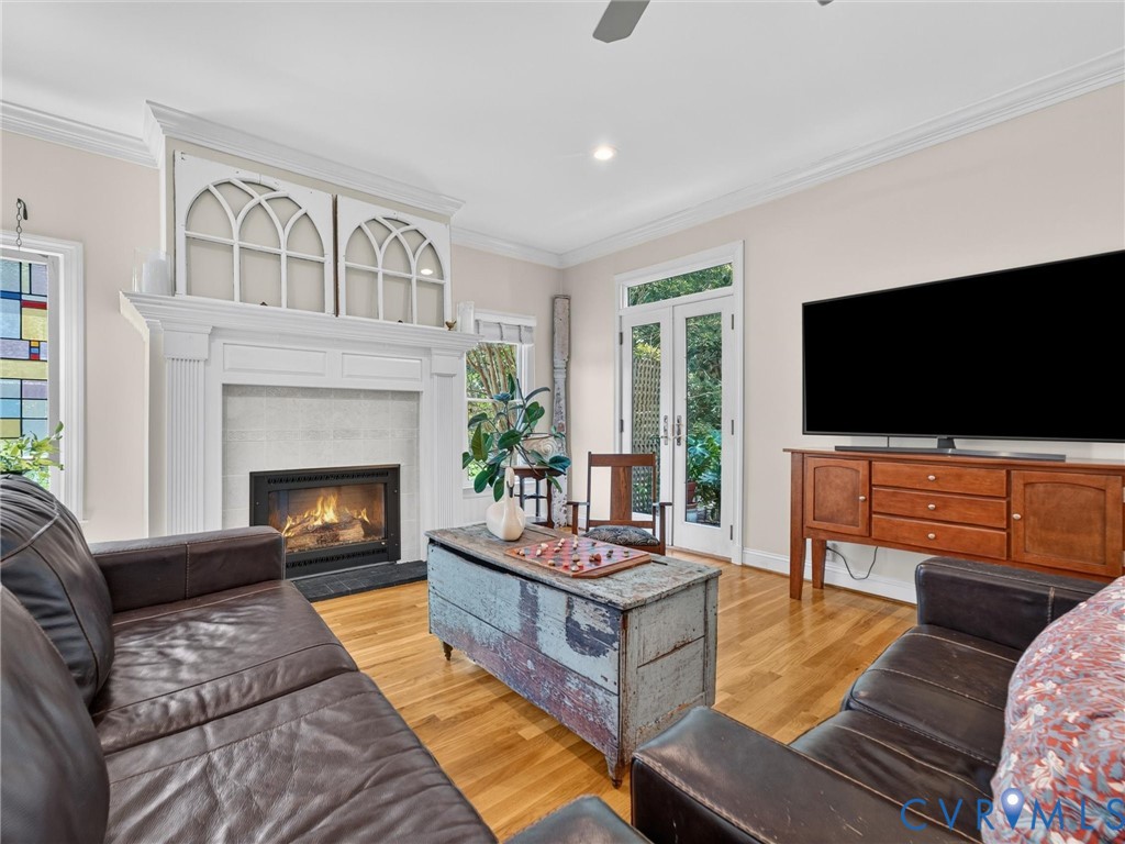 Cozy gas fireplace!