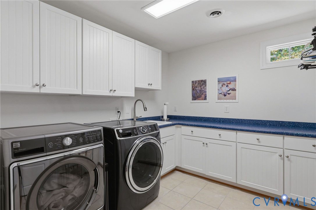 Plenty of room to do laundry with tons of storage