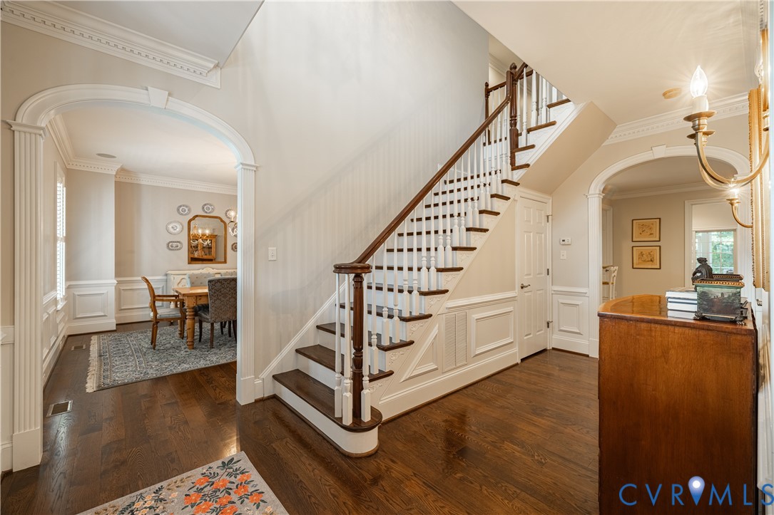 Gorgeous Foyer- Fluted archways w/ keystones