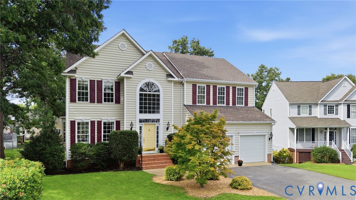 Stephens Point offers 2,701 square feet of spacious living with 4 bedrooms and 2.5 bathrooms.