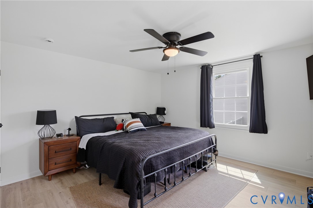 Recessed lighting, wood-finish flooring, and a ceiling fan with integrated lighting