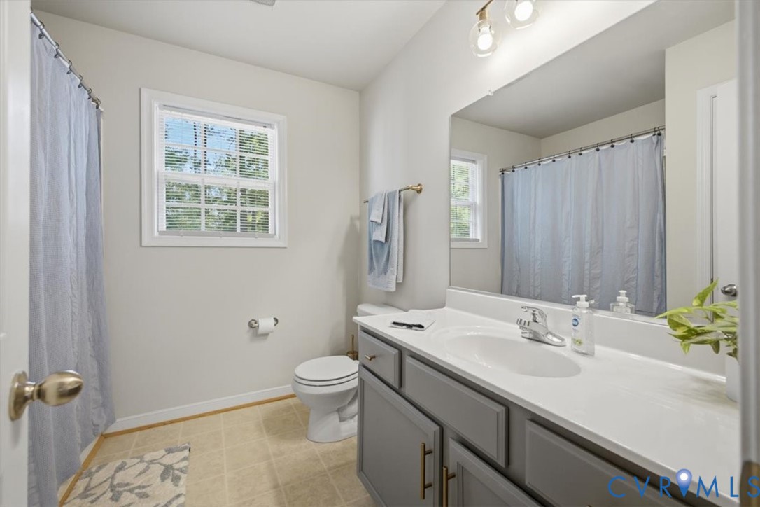 Family/guest bath with shower/tub