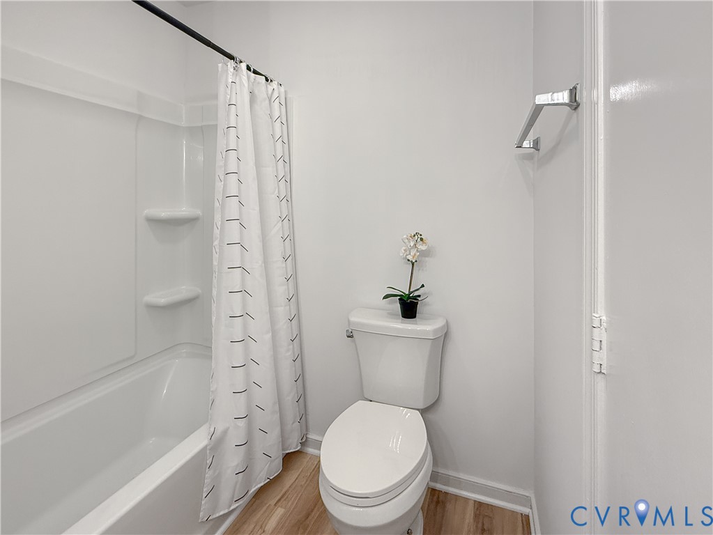 White tub and shower combination with integrated shelving