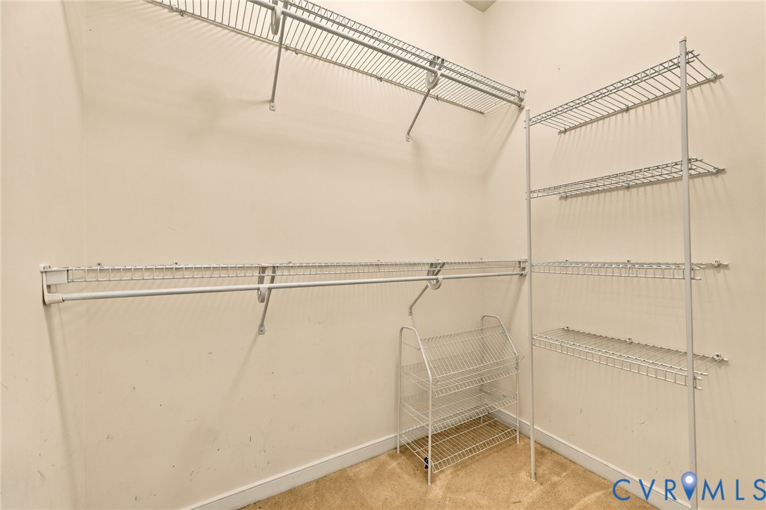 Built-in wire shelving system with hanging rods