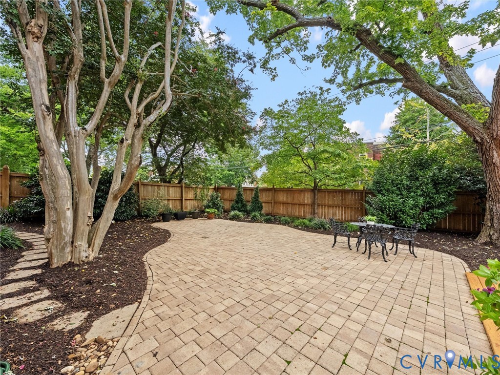 Expansive side yard