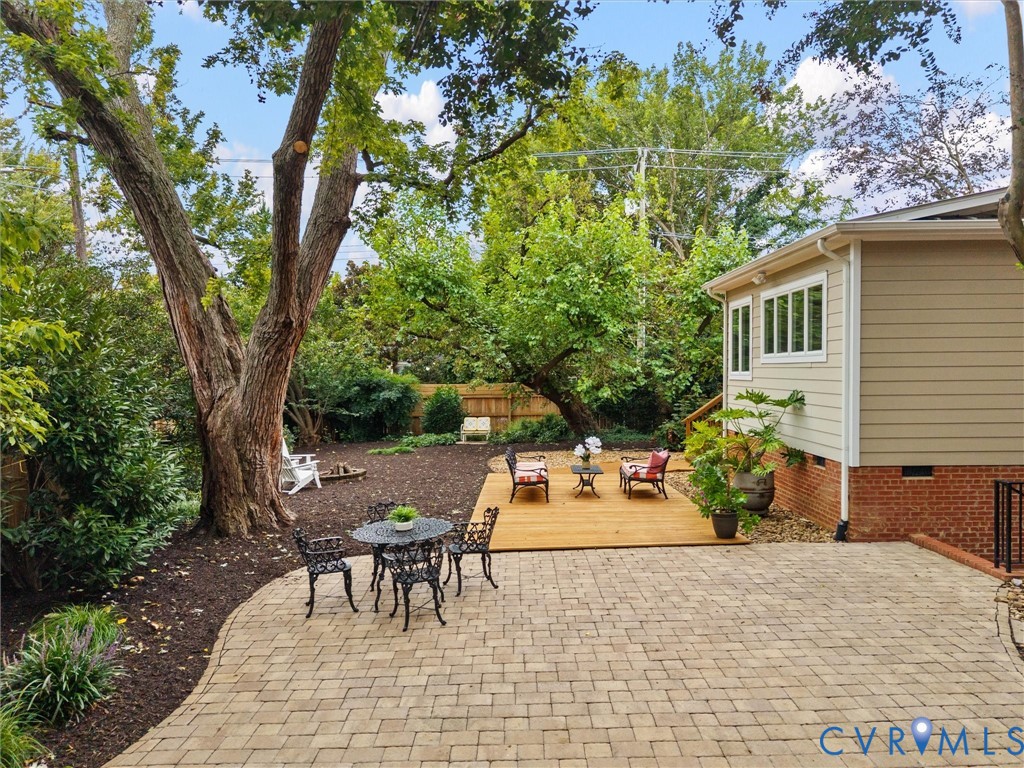 Expansive side yard