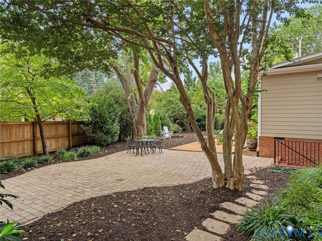 Expansive side yard