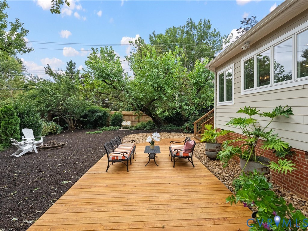 Expansive side yard