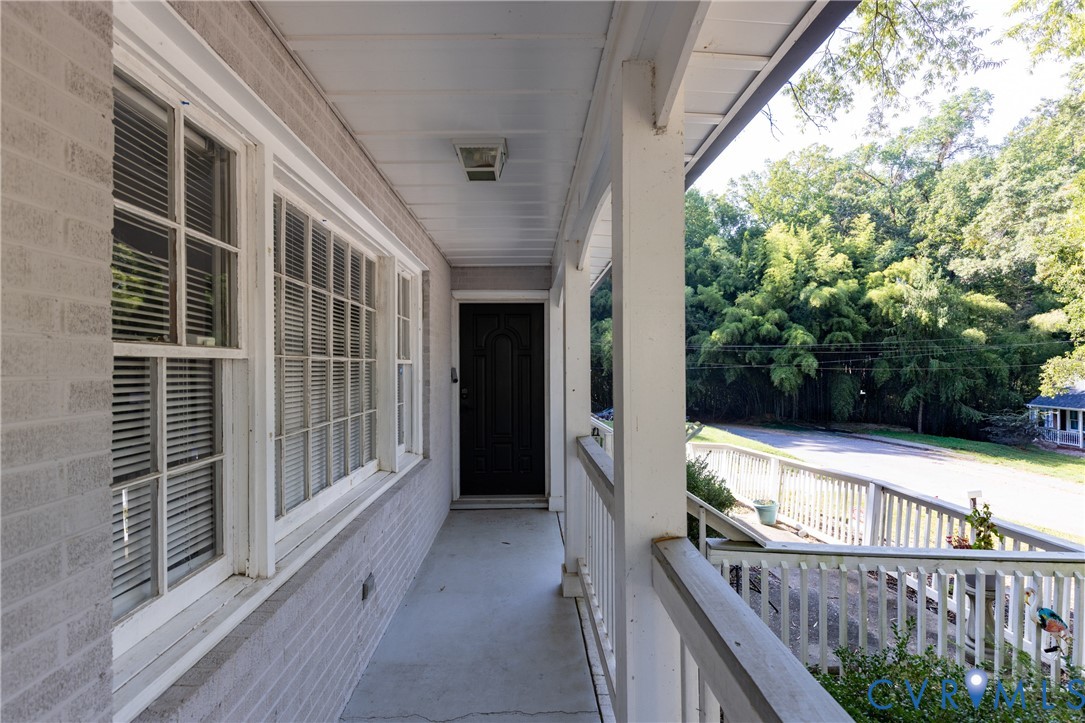 Nice covered front porch!