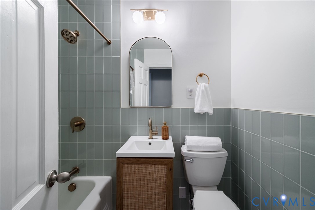 Full Hall Bathroom recently renovated