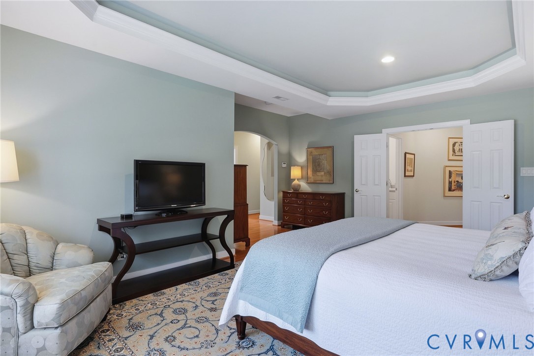 Tray ceiling with recessed lighting