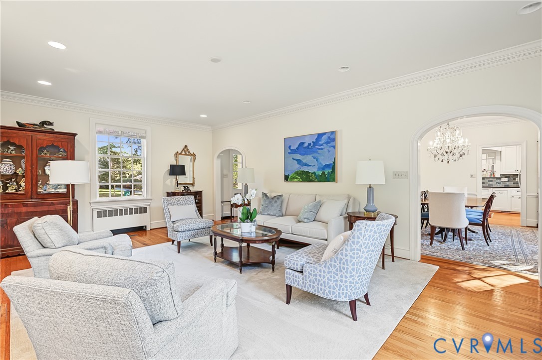 Large living room with 2 arched openings
