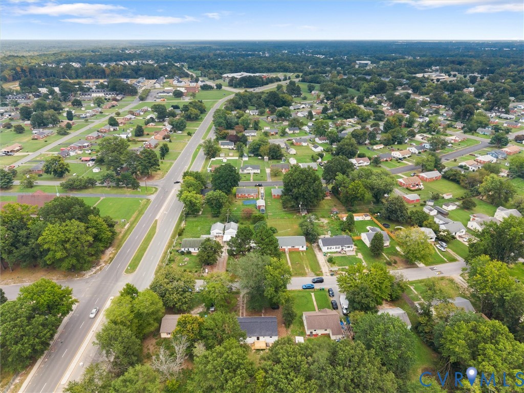 Residential neighborhood featuring a main thoroughfare, secondary roads, and numerous mature trees Residential neighborhood featuring a main thoroughfare, secondary roads, and numerous mature trees