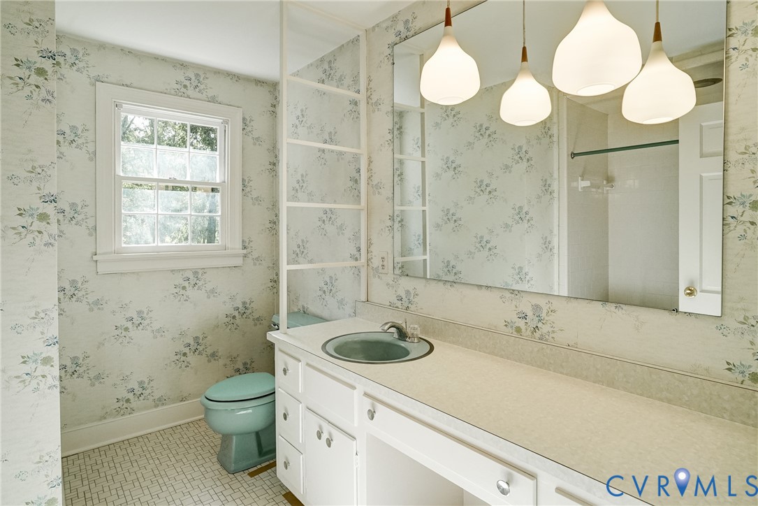 Classic 1960's full hall bath
