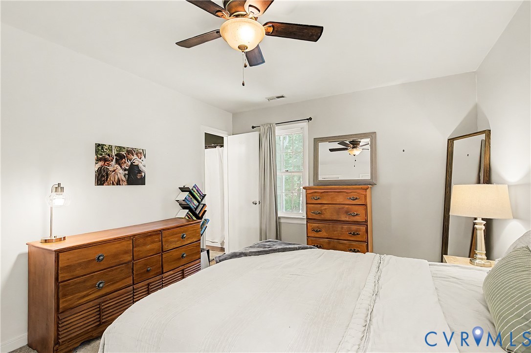 Ceiling fan with integrated lighting