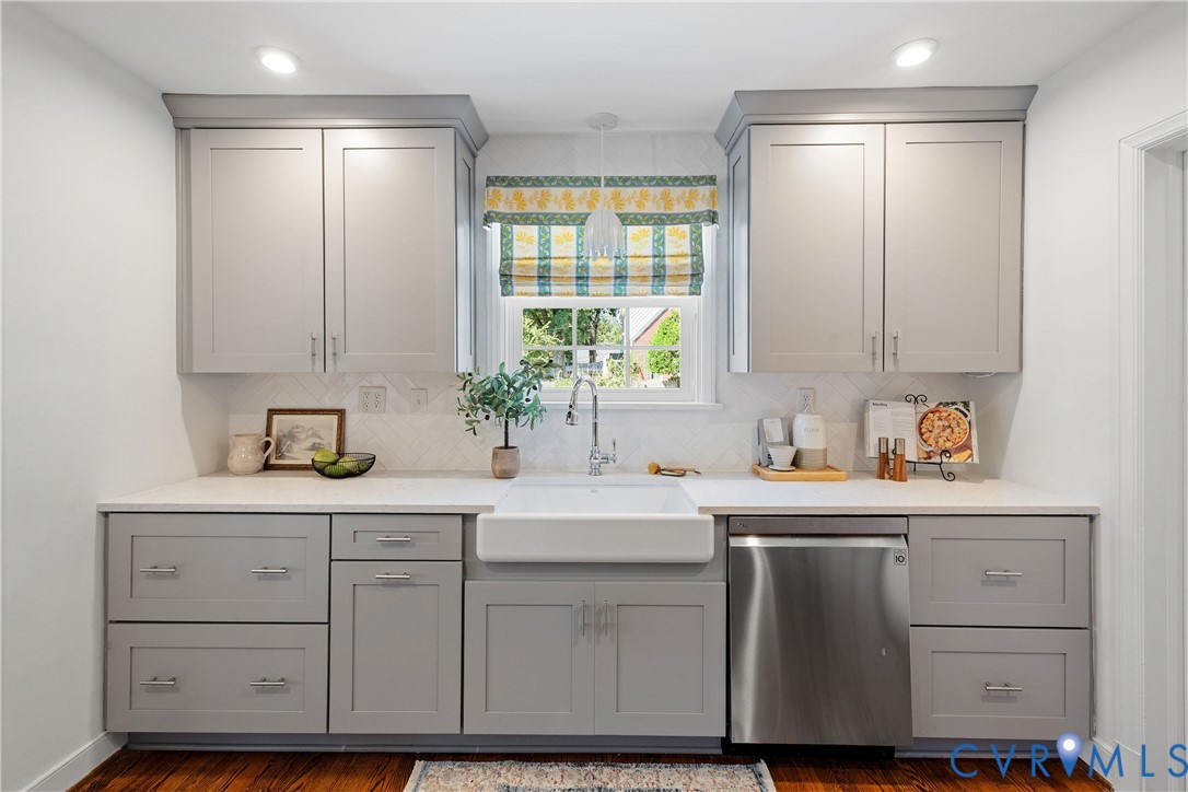 White farmhouse sink with a gooseneck faucet