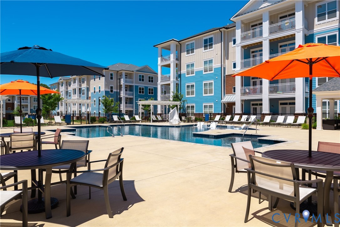 Resort-style pool with integrated spa and expansive sundeck Resort-style pool with integrated spa and expansive sundeck