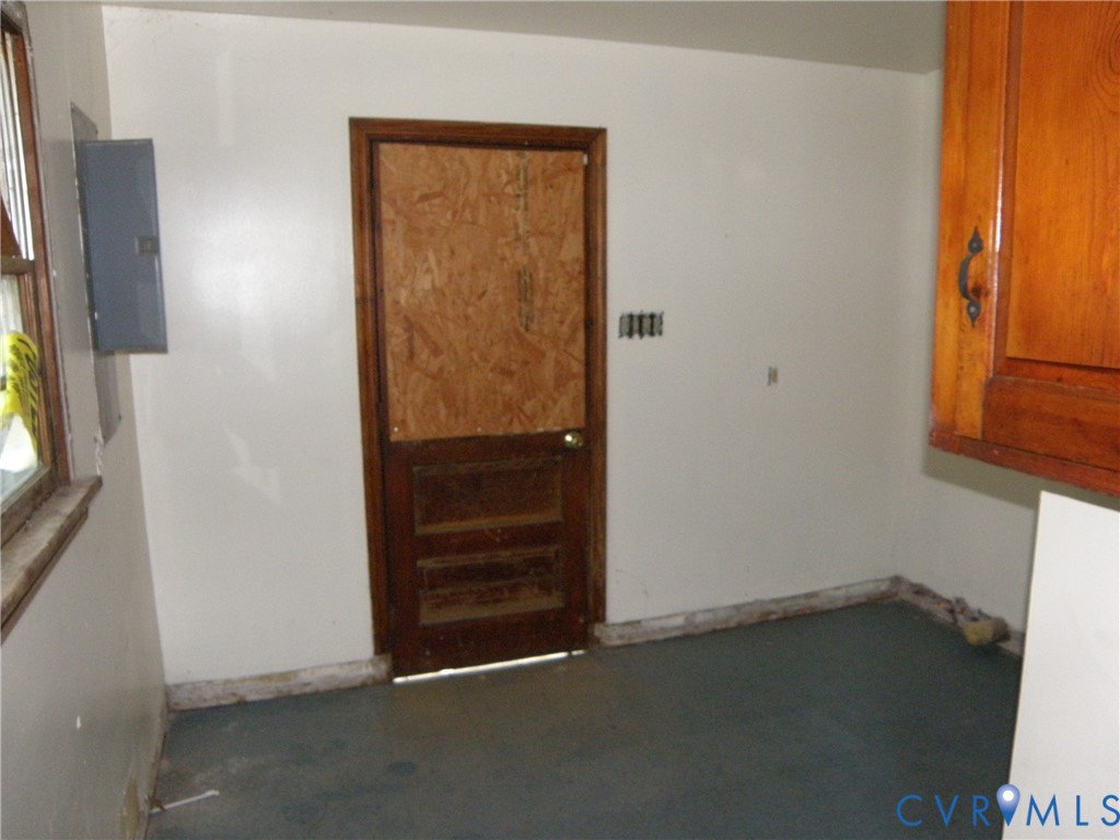 Looking toward door to Utility Room
