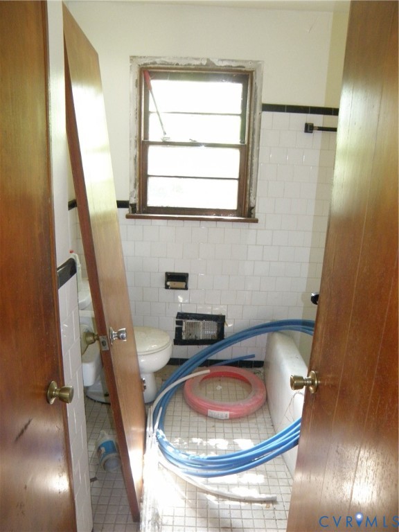 Full bathroom.  Note the excellent condition of the original tile - a real time- and money-saver!