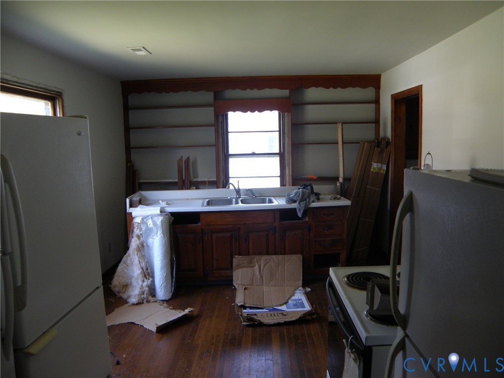 Beautiful Wood Floors; Kitchen Sink Unit Beautiful Wood Floors; Kitchen Sink Unit
