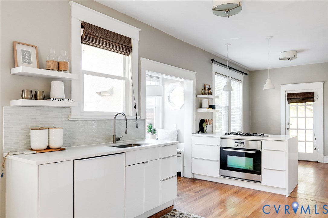 Updated kitchen w/ quartz countertops and plenty of storage