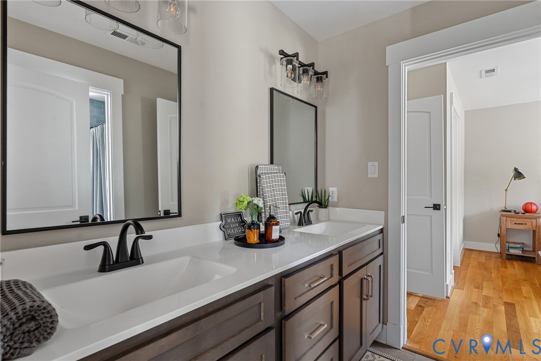 Dual vanity with white undermount sinks, matte black faucets, and quartz countertops