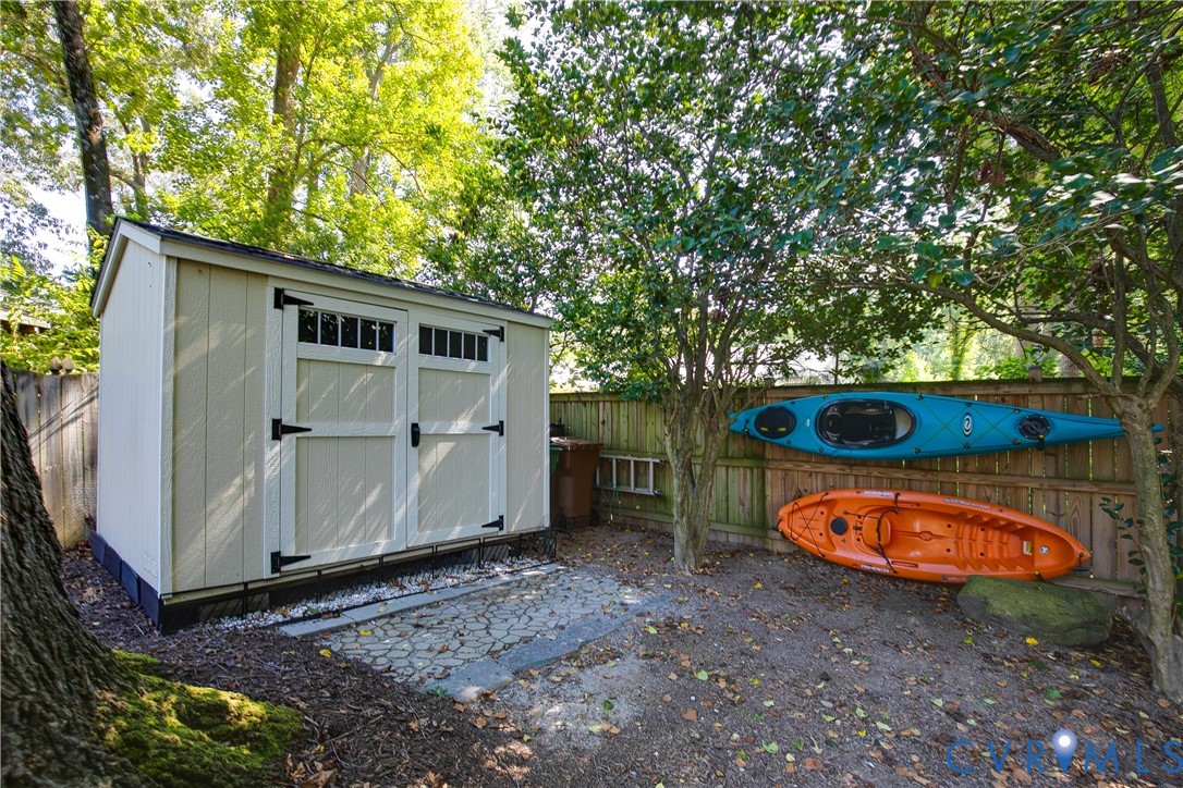 Outdoor storage shed with dual barn doors and transom windows