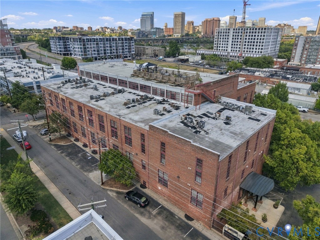 Enjoy close proximity to restaurants, breweries and the river, just across the bridge from downtown Richmond. Enjoy close proximity to restaurants, breweries and the river, just across the bridge from downtown Richmond.