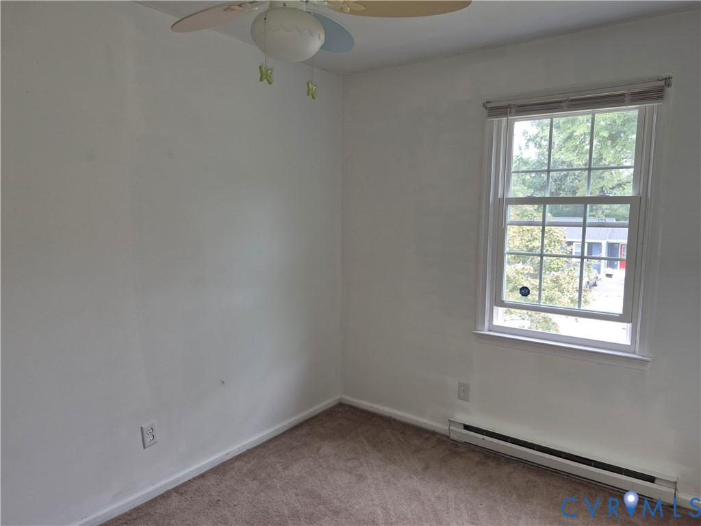 Carpeted flooring, single pane window, window blind, and ceiling fan