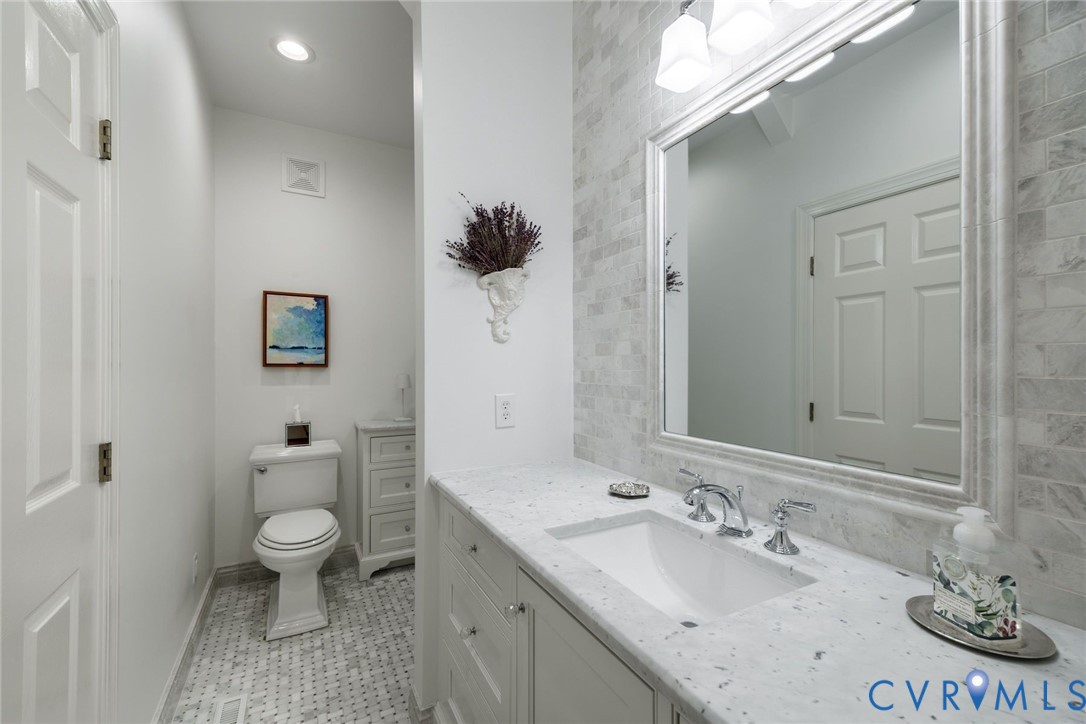 1st floor full marble bath