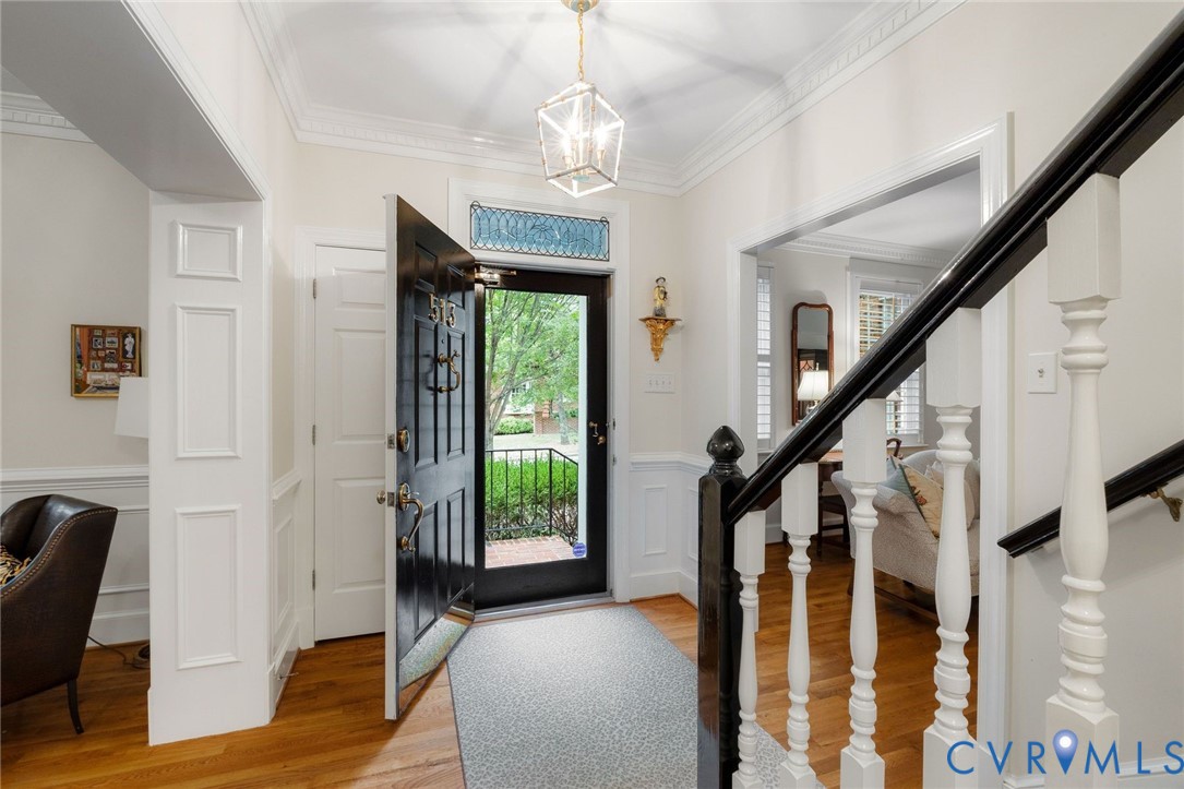 Beautiful hardwood floors throughout levels 1 and 2 Beautiful hardwood floors throughout levels 1 and 2