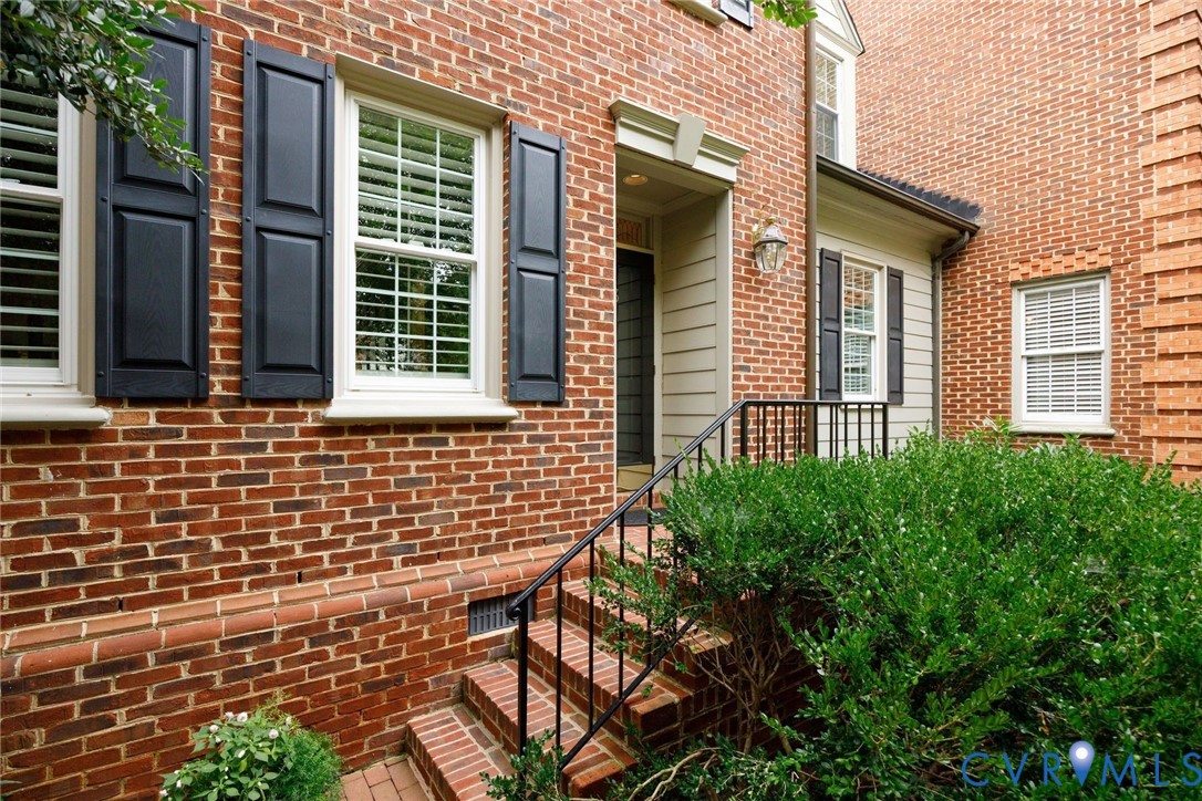 Nicely recessed front entryway Nicely recessed front entryway