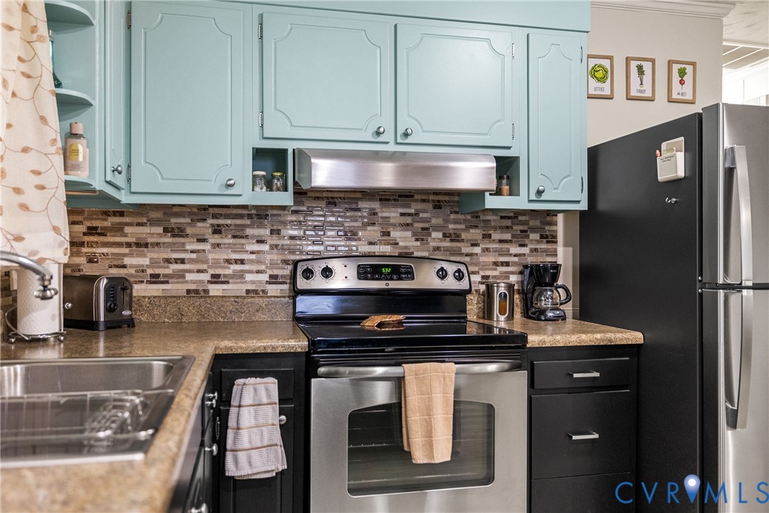 Stainless steel range and overhead vent hood