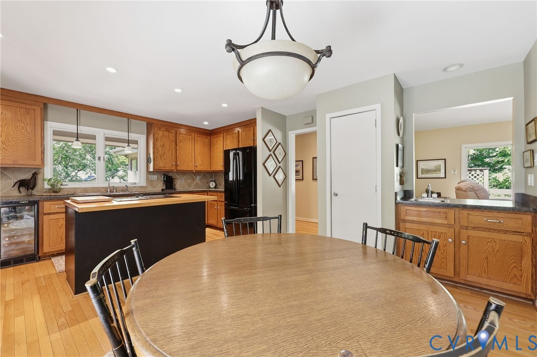 Convenient separate bar area with sink -- take care of your guests without interrupting the cook!