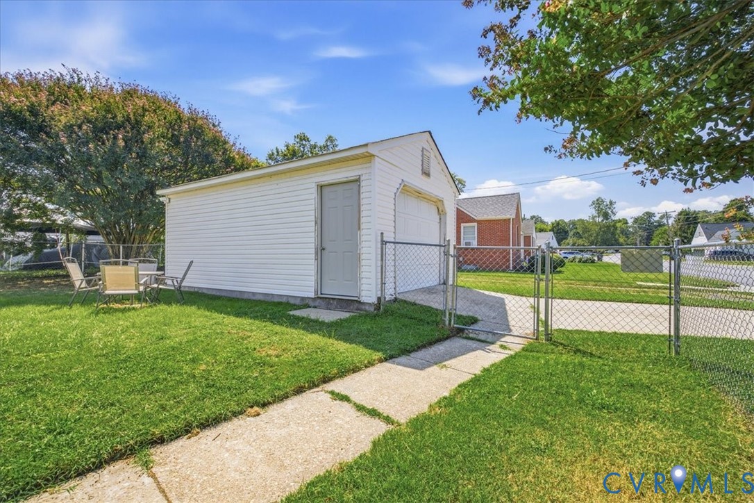 Detached garage