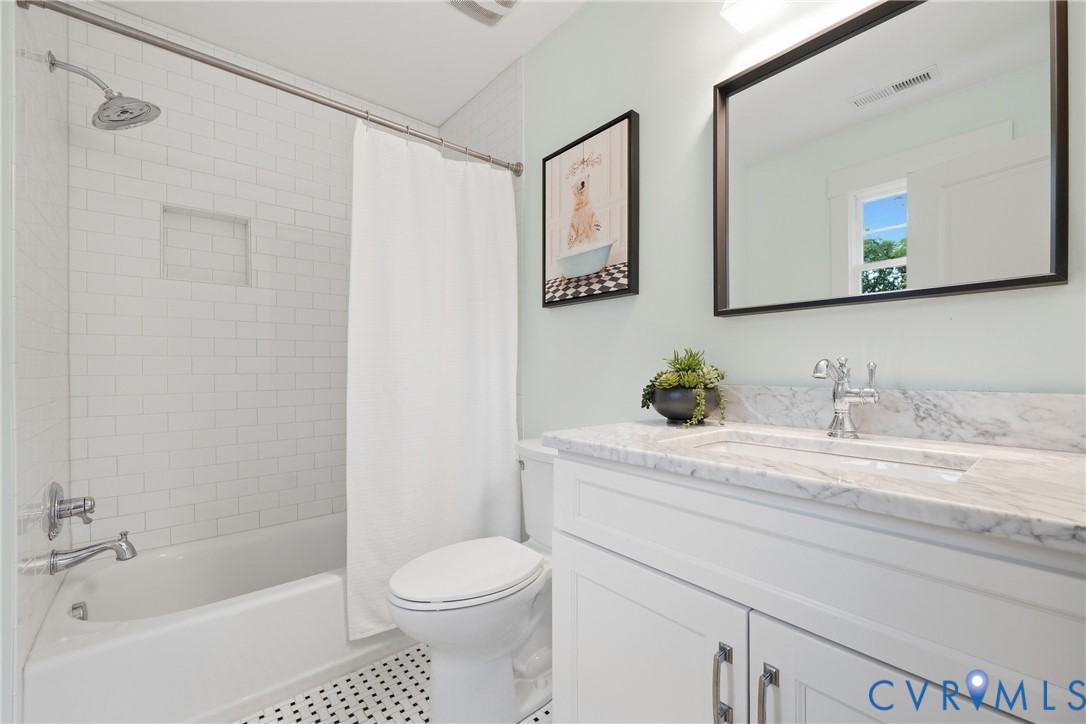 White subway tile shower surround with integrated niche