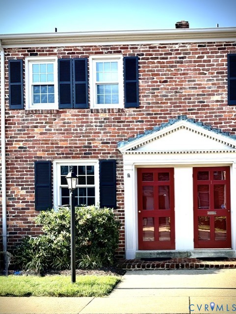 Welcome to 509 N Hamilton St Unit J (on the left) located in a very convenient Richmond VA location. Featuring living, dining, kitchen, 2 bedrooms, 1.5 baths and private courtyard. Big ticket items already taken care of by present owner in 2022; New gas furnace & central air, new thermal windows, new walk in Jacuzzi shower