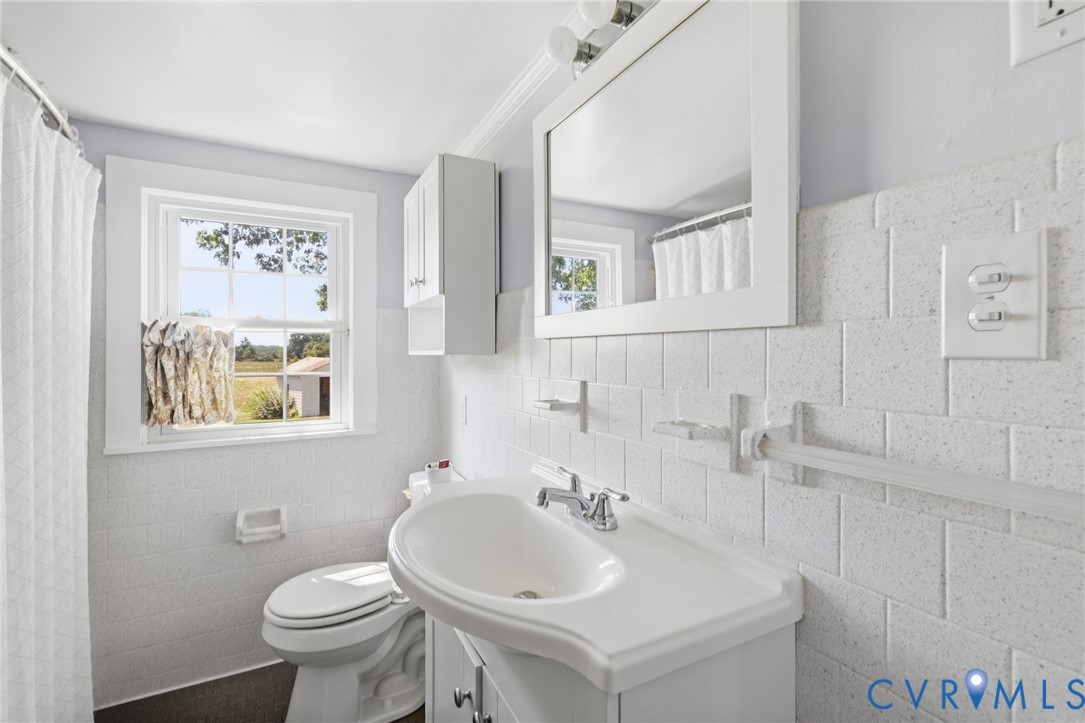 White subway tile wall surround with integrated shelving