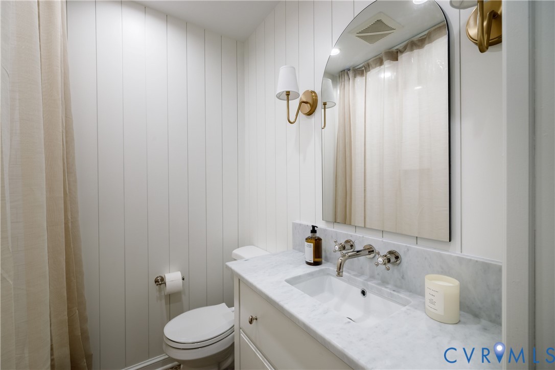 full hall bathroom