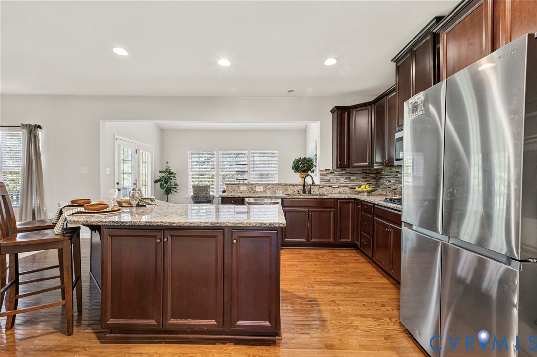 Wow!  Kitchen Island Cabinetry has Pull Out Shelving