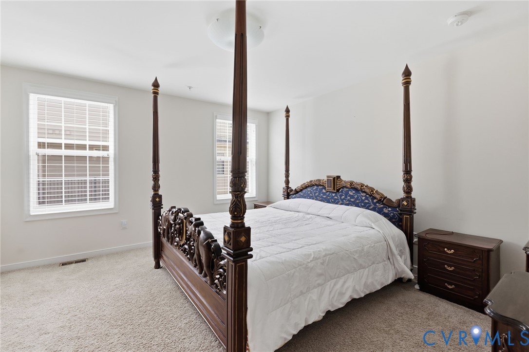 Neutral wall paint with carpet flooring