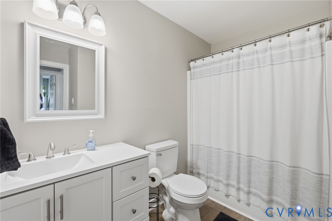 Renovated full bathroom (2024) with shower/tub combo