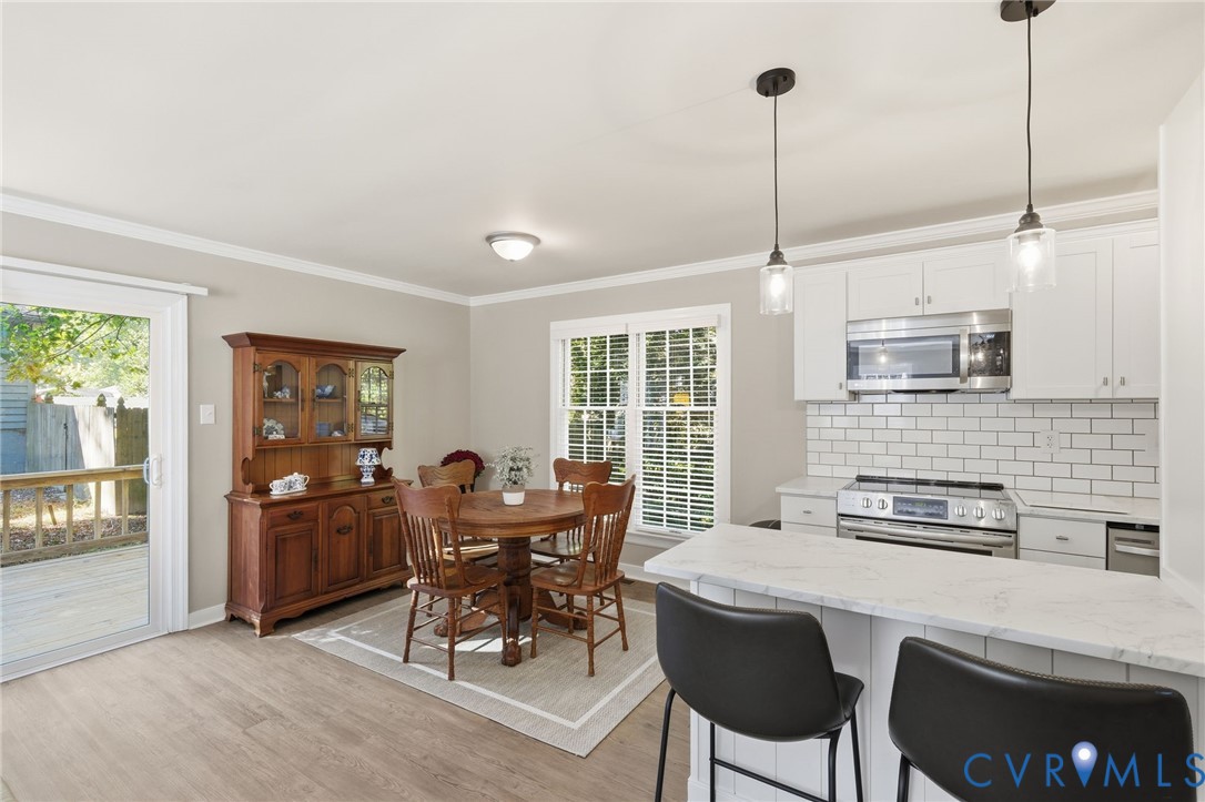 Open dining area and breakfast bar