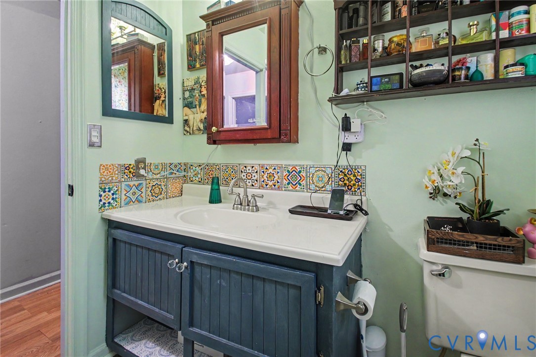full bathroom upstairs between two bedrooms