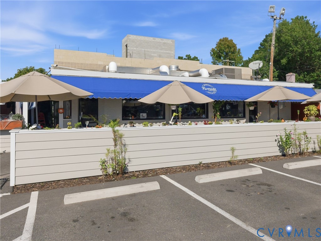 Riverside Tavern adds to the variety of local restaurants and gathering spots within easy reach of this Richmond townhome.