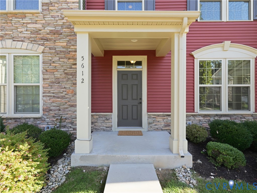 This 2-story townhome offers a convenient location near Richmond dining, shopping, recreation, and entertainment.