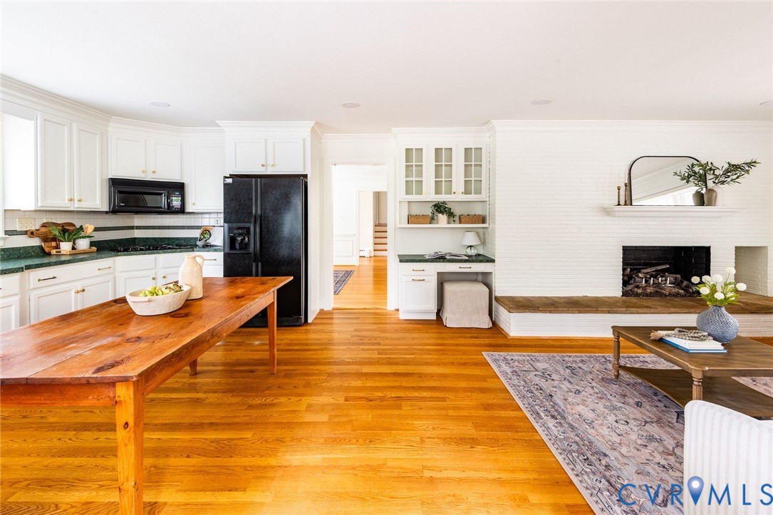 Spacious kitchen with gas cooking, wall ovens, side entry, pantry closet, open to the family room and nearby powder room. Spacious kitchen with gas cooking, wall ovens, side entry, pantry closet, open to the family room and nearby powder room.