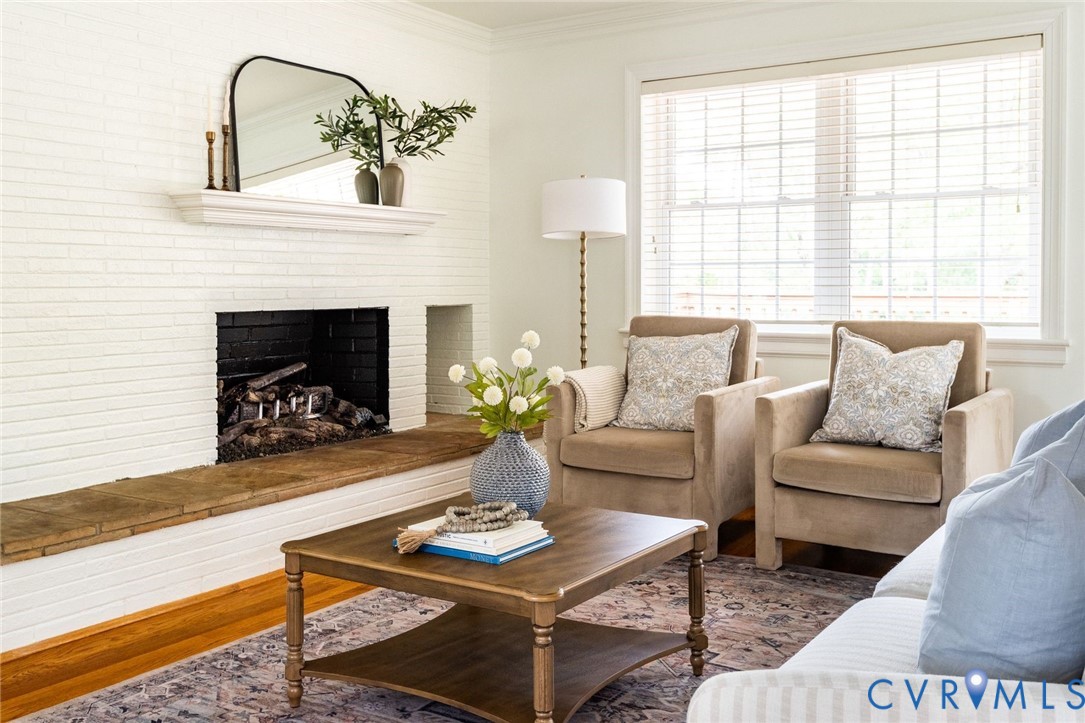 Hardwood floors, brick gas fireplace, large windows, nearby powder room, open to the kitchen. Hardwood floors, brick gas fireplace, large windows, nearby powder room, open to the kitchen.