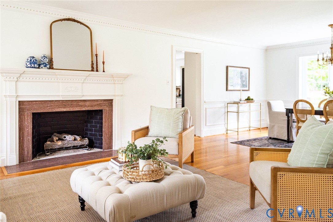 Hardwood floors, gas fireplace, open to the dining room. Hardwood floors, gas fireplace, open to the dining room.