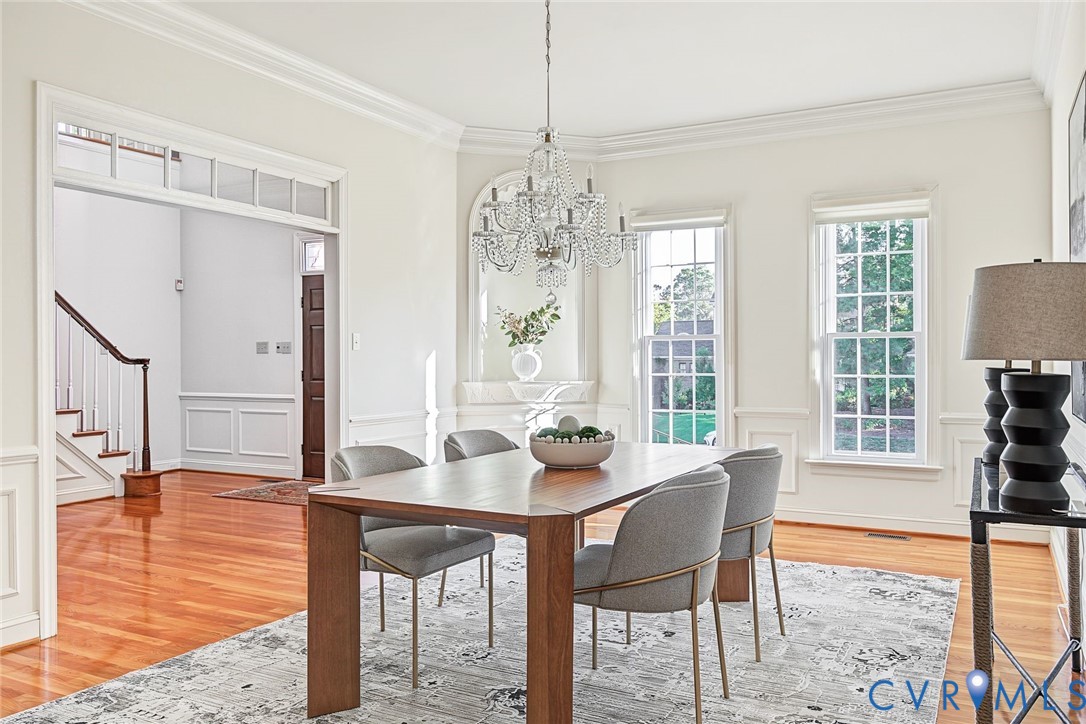 Hosting dinner parties in this refined dining room will be a pleasure.
